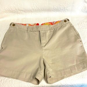 Tommy Hilfiger Cinno Khaki tan shorts . Floral lined pockets&back buckle. Size12